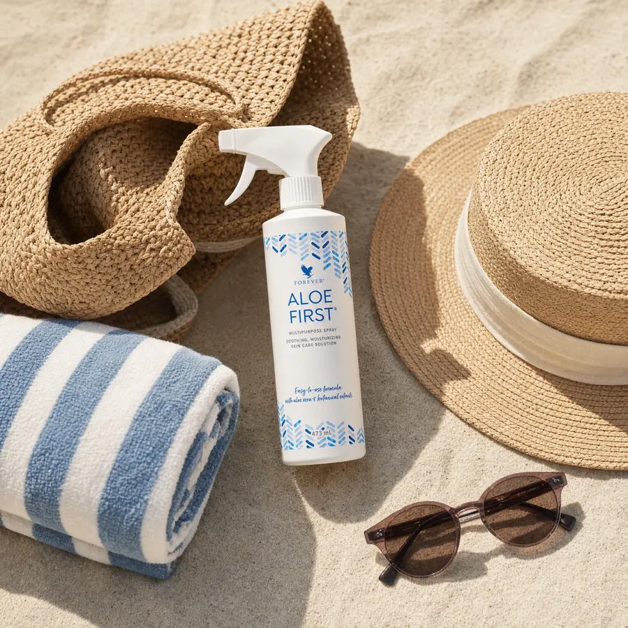 Aloe First în geanta de plajă, alături de pălărie de paie, ochelari de soare și prosop