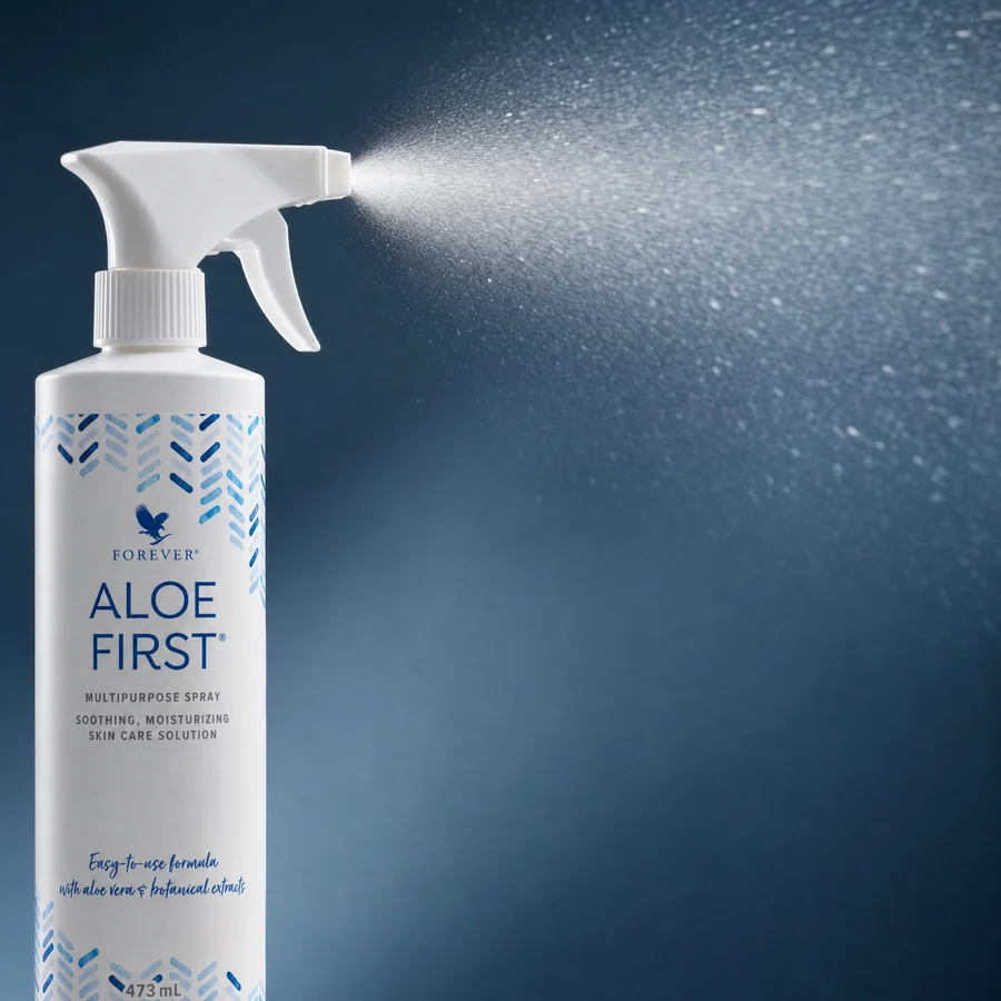 Detaliu macro cu pulverizatorul Aloe First și ceața fină de spray