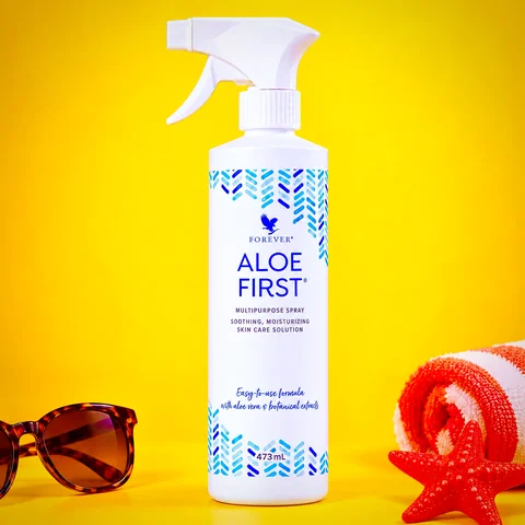 Flacon de Aloe First spray de la Forever, 473 ml, pe fundal galben, cu obiecte de vacanță