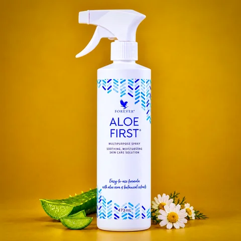 Aloe First spray de la Forever pe fundal auriu, cu aloe vera și mușețel