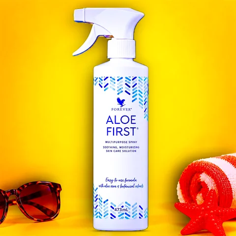 Flacon de Aloe First spray de la Forever, 473 ml, pe fundal galben, cu obiecte de vacanță