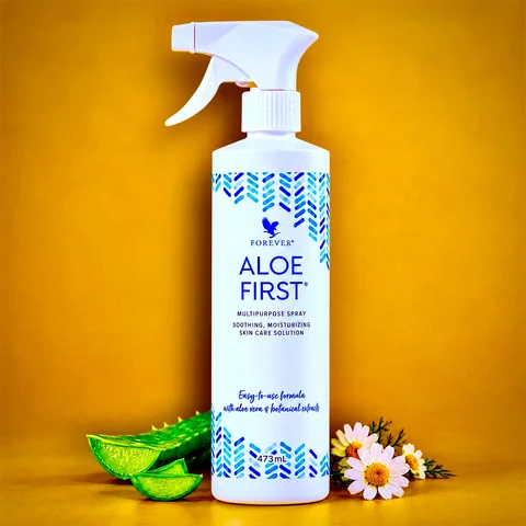 Aloe First spray de la Forever pe fundal auriu, cu aloe vera și mușețel