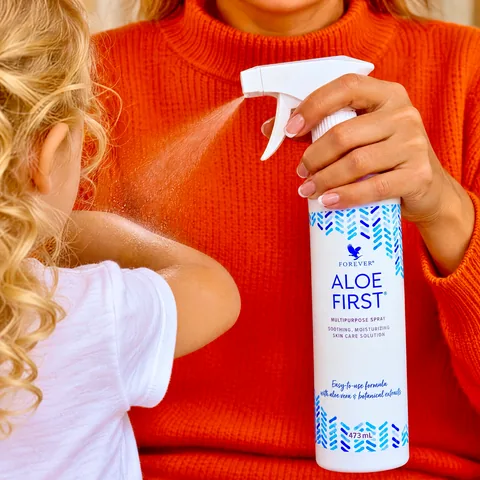 Aloe First pentru copii, pulverizat de mamă pe brațul fetiței