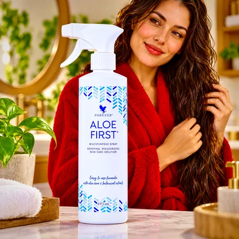 Aloe First pentru păr, cu o femeie cu părul ondulat și umed, în halat roșu